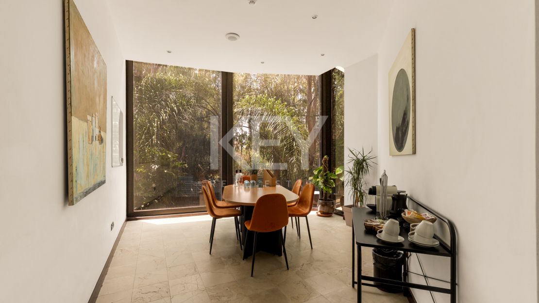 Apartamento en primera línea de playa con vistas al mar y comodidades de lujo en Laguna de Banús, Puerto Banús