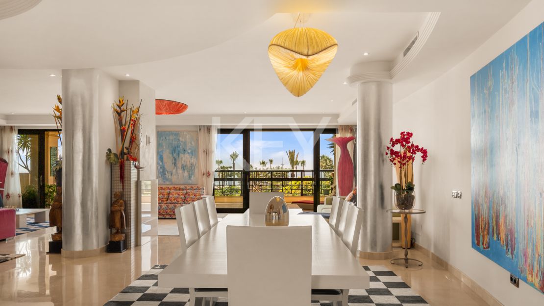 Apartamento en primera línea de playa con vistas al mar y comodidades de lujo en Laguna de Banús, Puerto Banús