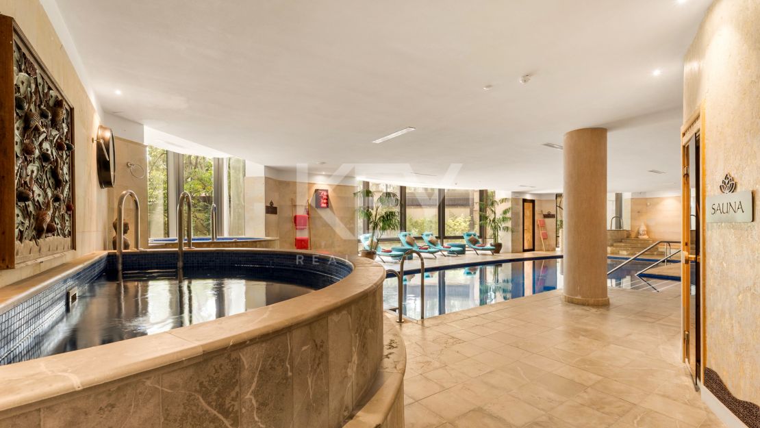 Apartamento en primera línea de playa con vistas al mar y comodidades de lujo en Laguna de Banús, Puerto Banús