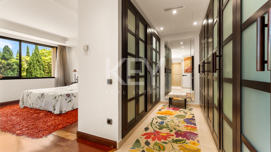 Apartamento en primera línea de playa con vistas al mar y comodidades de lujo en Laguna de Banús, Puerto Banús