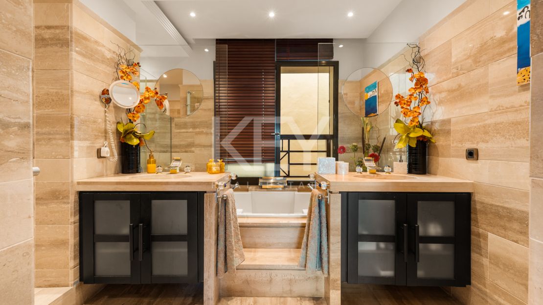 Apartamento en primera línea de playa con vistas al mar y comodidades de lujo en Laguna de Banús, Puerto Banús