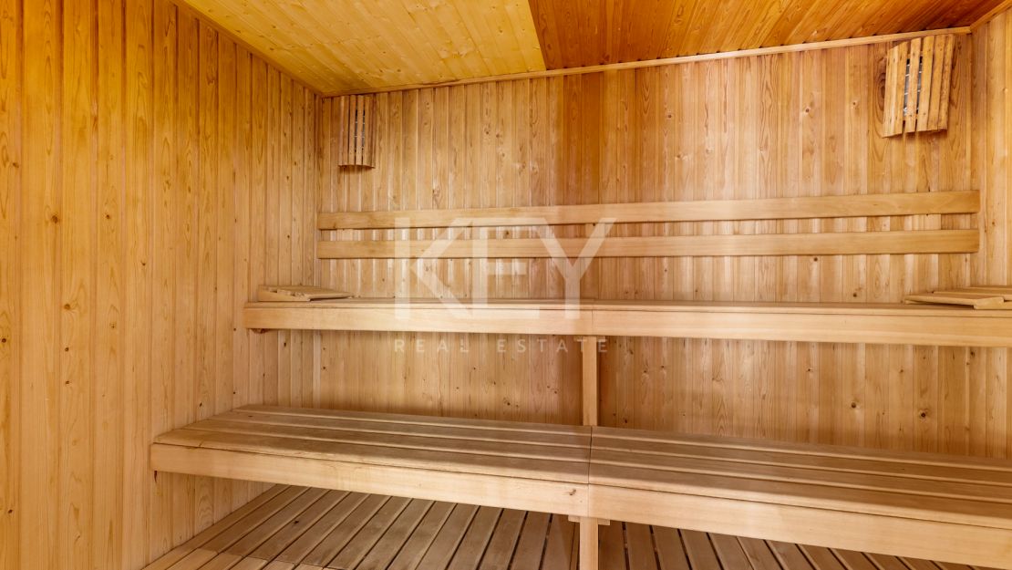 Apartamento en primera línea de playa con vistas al mar y comodidades de lujo en Laguna de Banús, Puerto Banús