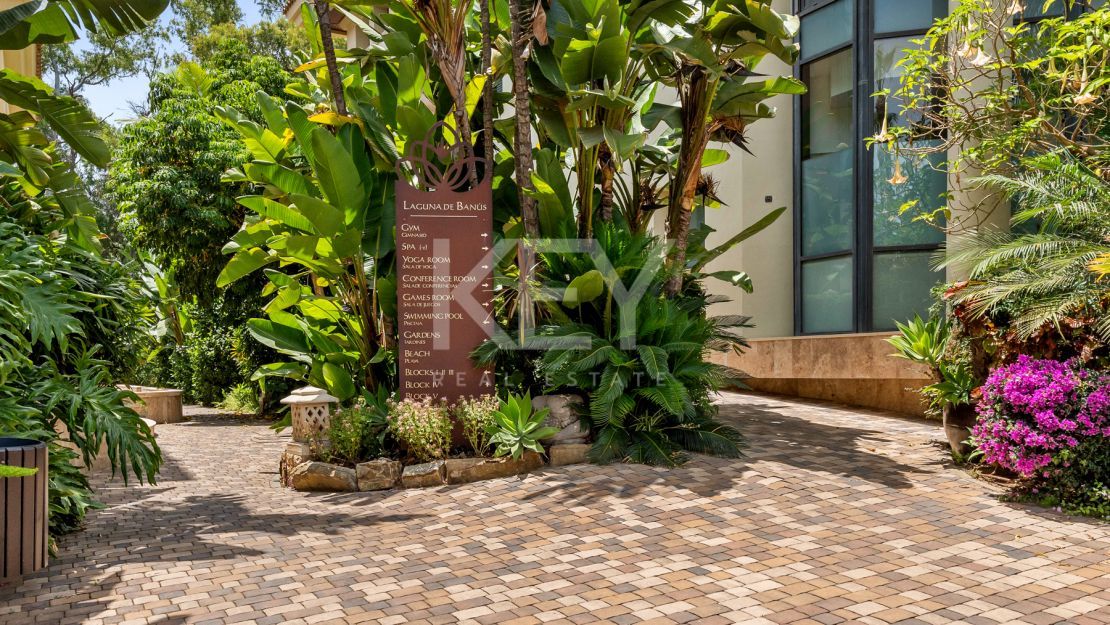 Apartamento en primera línea de playa con vistas al mar y comodidades de lujo en Laguna de Banús, Puerto Banús