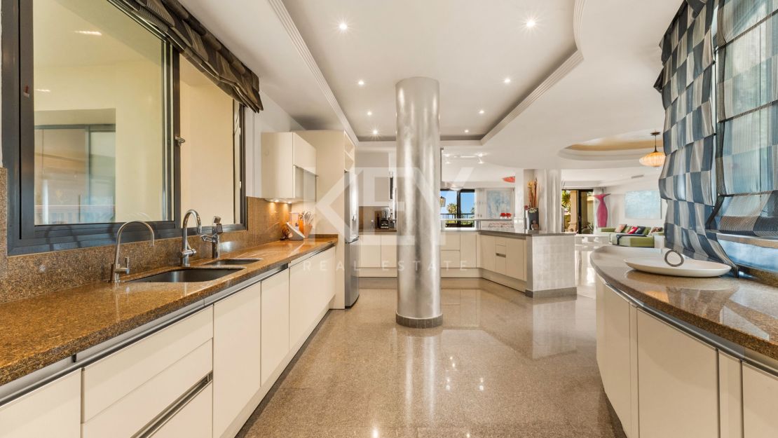 Apartamento en primera línea de playa con vistas al mar y comodidades de lujo en Laguna de Banús, Puerto Banús