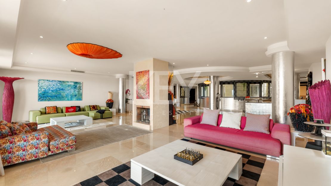 Apartamento en primera línea de playa con vistas al mar y comodidades de lujo en Laguna de Banús, Puerto Banús