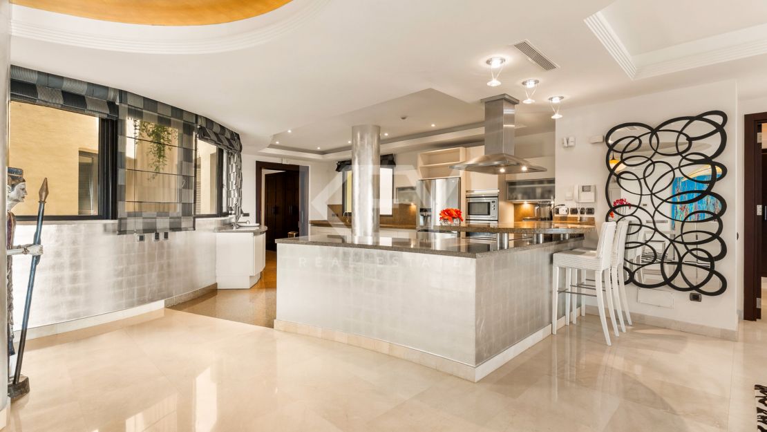 Apartamento en primera línea de playa con vistas al mar y comodidades de lujo en Laguna de Banús, Puerto Banús