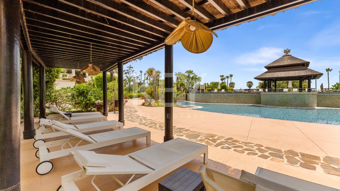 Apartamento en primera línea de playa con vistas al mar y comodidades de lujo en Laguna de Banús, Puerto Banús