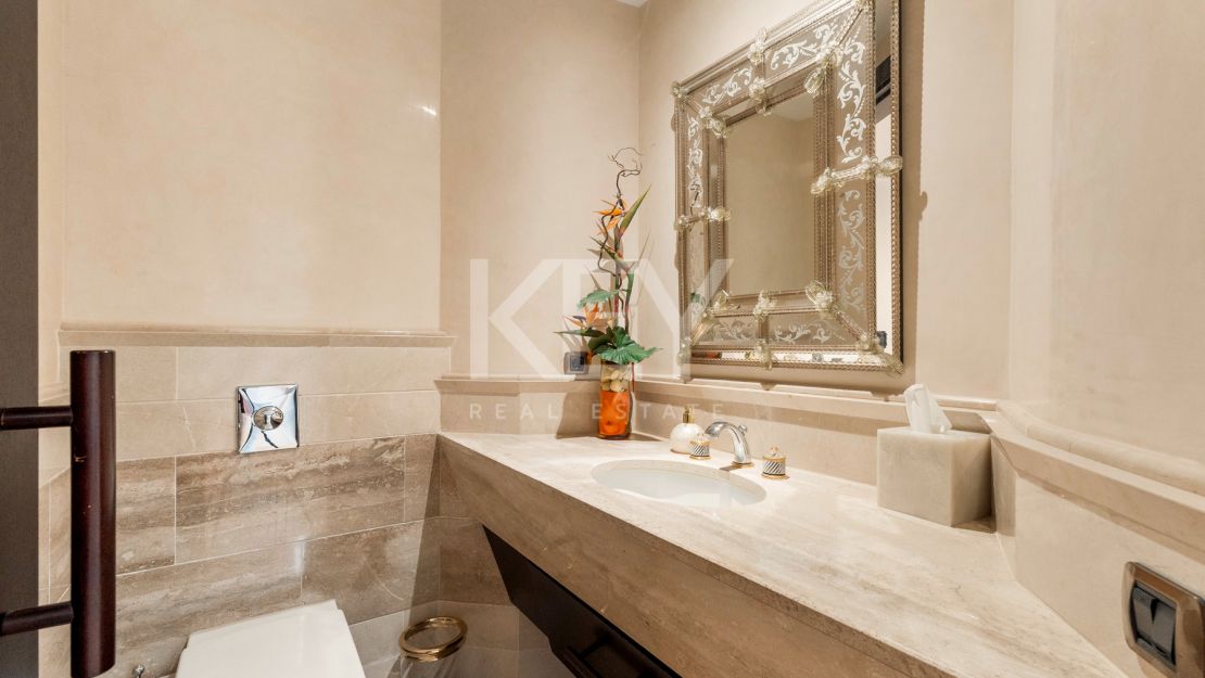 Apartamento en primera línea de playa con vistas al mar y comodidades de lujo en Laguna de Banús, Puerto Banús