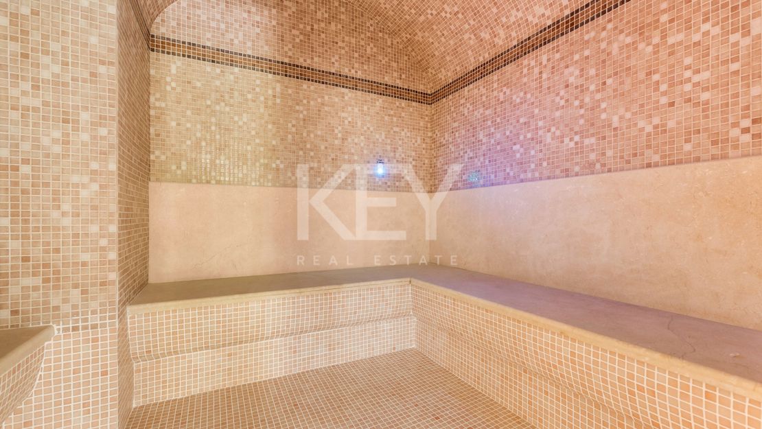 Apartamento en primera línea de playa con vistas al mar y comodidades de lujo en Laguna de Banús, Puerto Banús