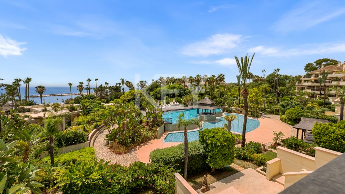 Apartamento en primera línea de playa con vistas al mar y comodidades de lujo en Laguna de Banús, Puerto Banús