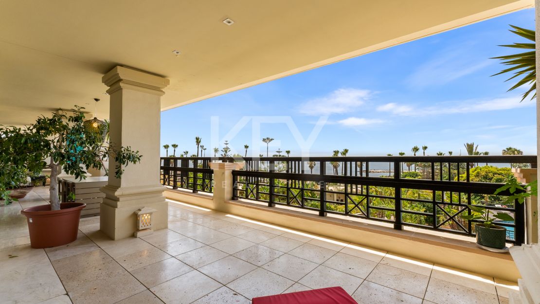 Apartamento en primera línea de playa con vistas al mar y comodidades de lujo en Laguna de Banús, Puerto Banús