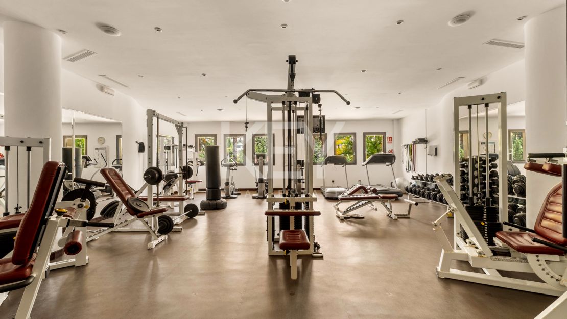 Apartamento en primera línea de playa con vistas al mar y comodidades de lujo en Laguna de Banús, Puerto Banús