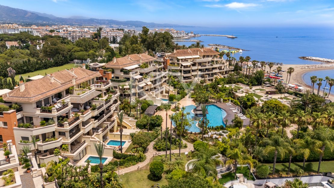 Apartamento en primera línea de playa con vistas al mar y comodidades de lujo en Laguna de Banús, Puerto Banús