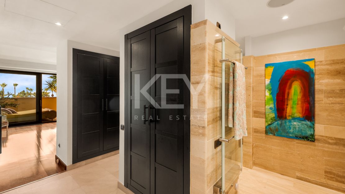 Apartamento en primera línea de playa con vistas al mar y comodidades de lujo en Laguna de Banús, Puerto Banús