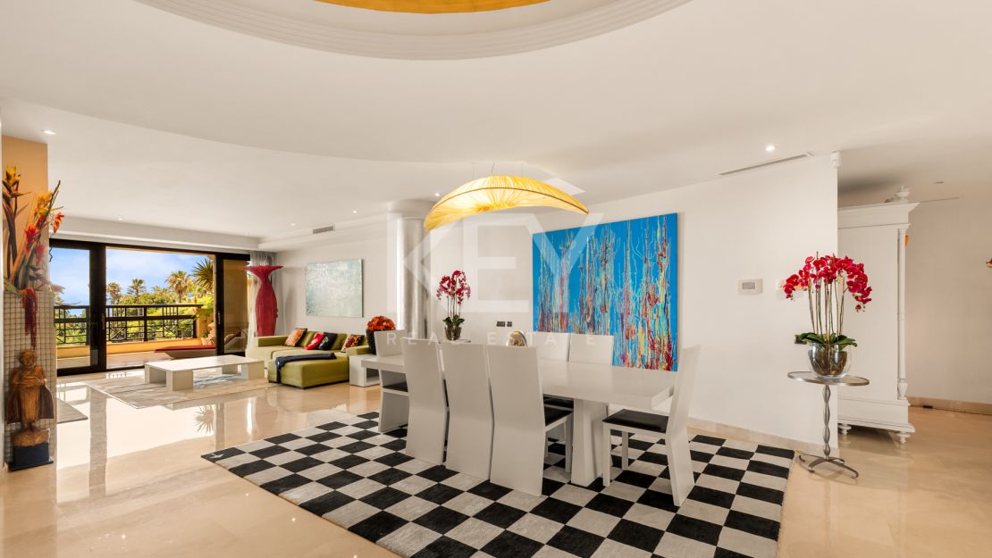 Apartamento en primera línea de playa con vistas al mar y comodidades de lujo en Laguna de Banús, Puerto Banús