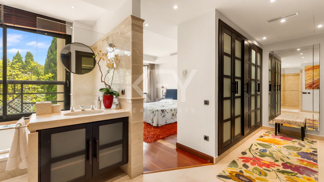 Apartamento en primera línea de playa con vistas al mar y comodidades de lujo en Laguna de Banús, Puerto Banús