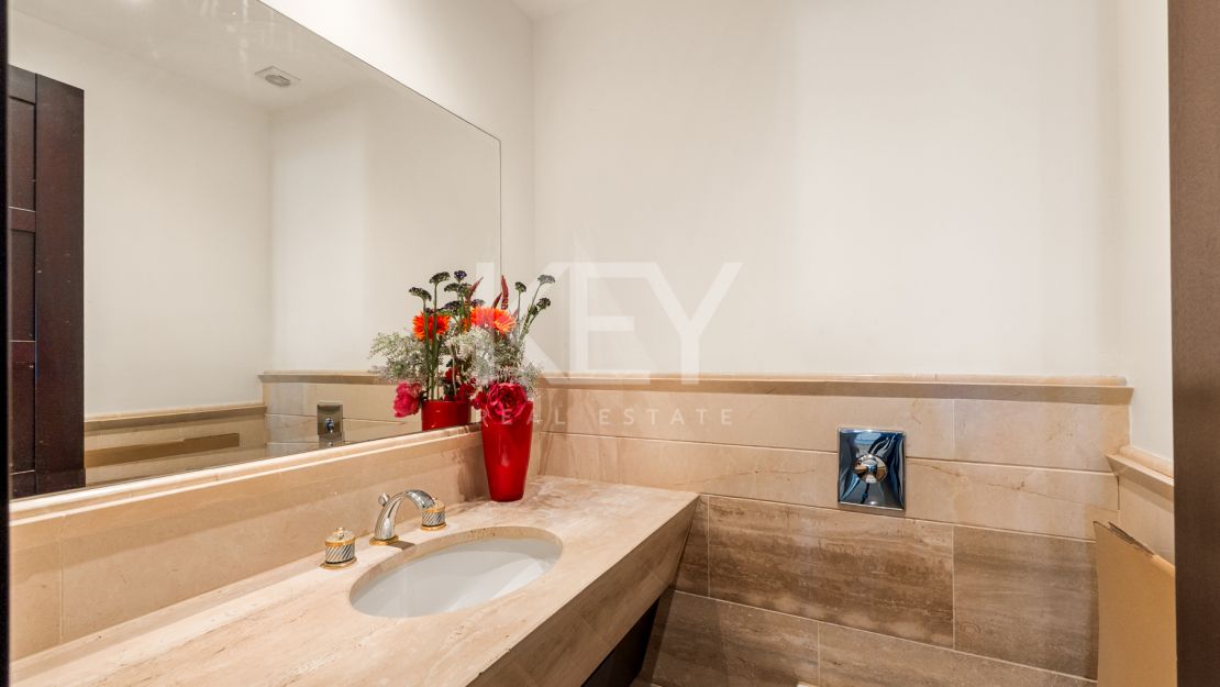 Apartamento en primera línea de playa con vistas al mar y comodidades de lujo en Laguna de Banús, Puerto Banús