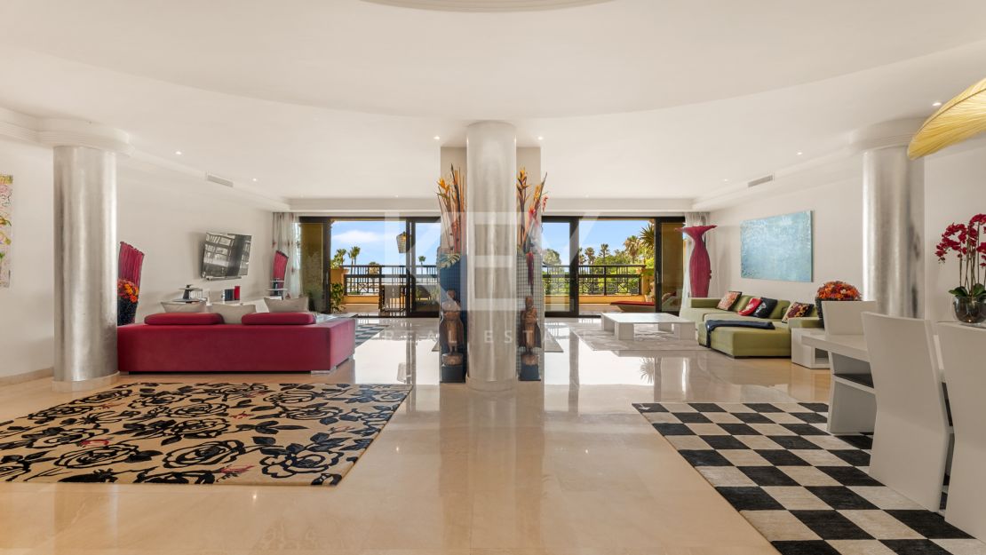 Apartamento en primera línea de playa con vistas al mar y comodidades de lujo en Laguna de Banús, Puerto Banús