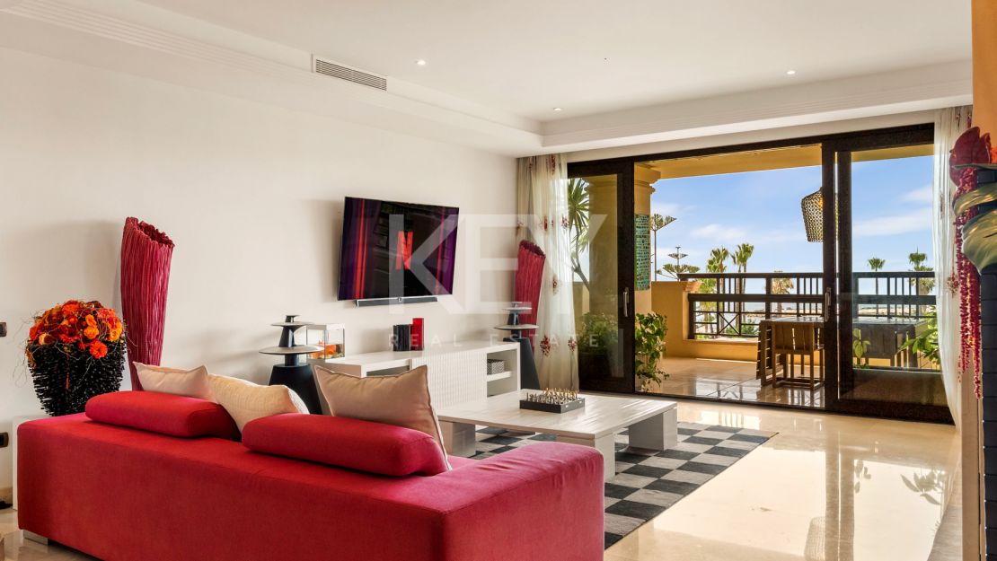 Apartamento en primera línea de playa con vistas al mar y comodidades de lujo en Laguna de Banús, Puerto Banús