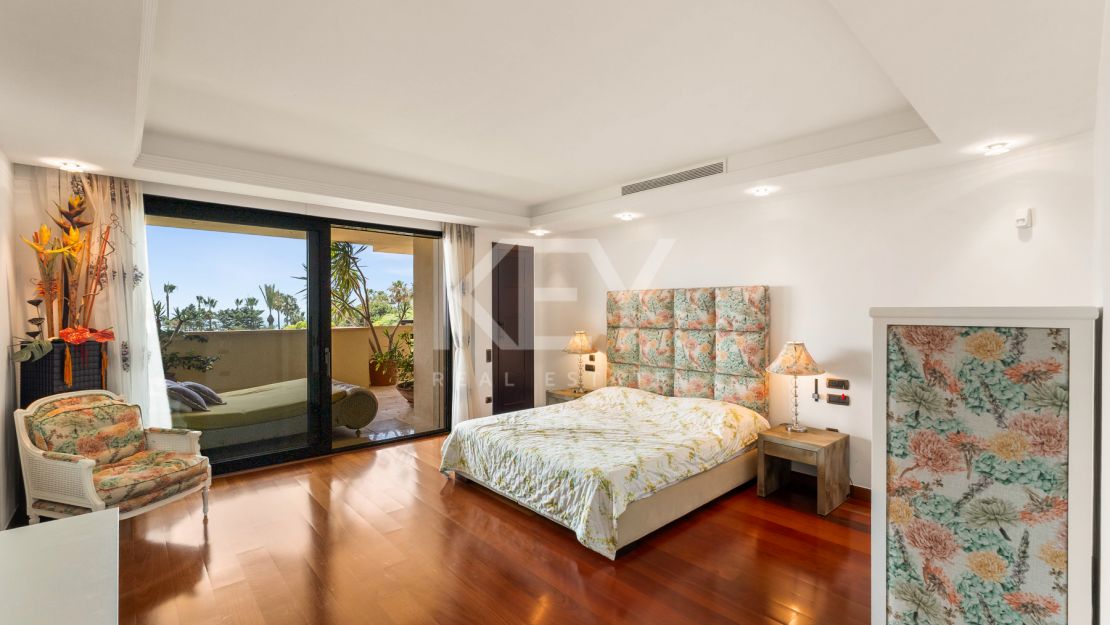 Apartamento en primera línea de playa con vistas al mar y comodidades de lujo en Laguna de Banús, Puerto Banús