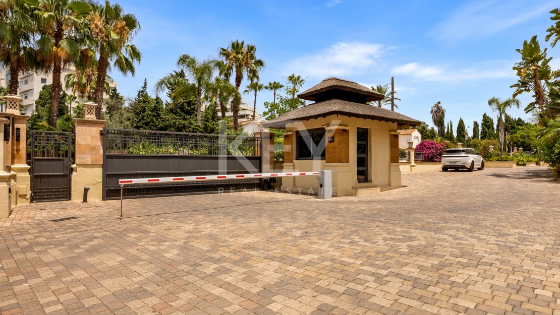 Apartamento en primera línea de playa con vistas al mar y comodidades de lujo en Laguna de Banús, Puerto Banús