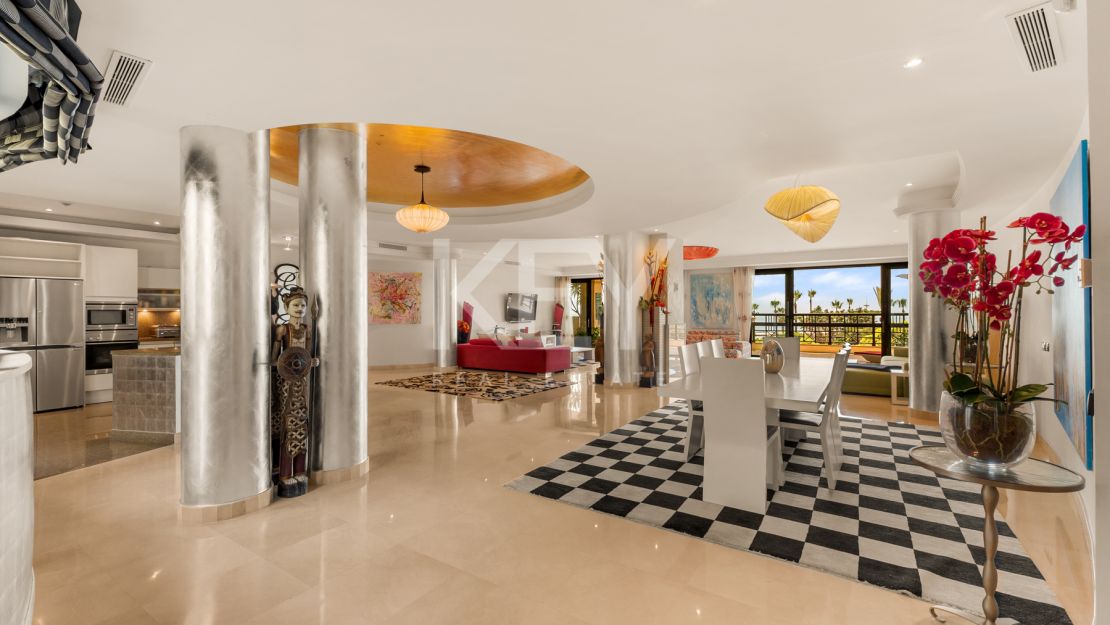 Apartamento en primera línea de playa con vistas al mar y comodidades de lujo en Laguna de Banús, Puerto Banús