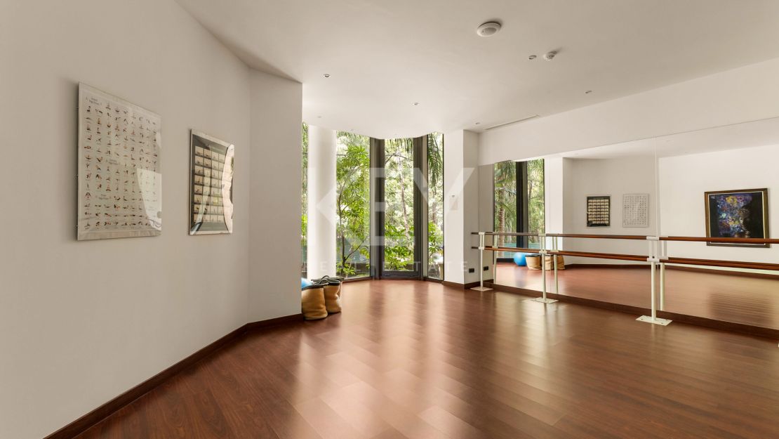 Apartamento en primera línea de playa con vistas al mar y comodidades de lujo en Laguna de Banús, Puerto Banús