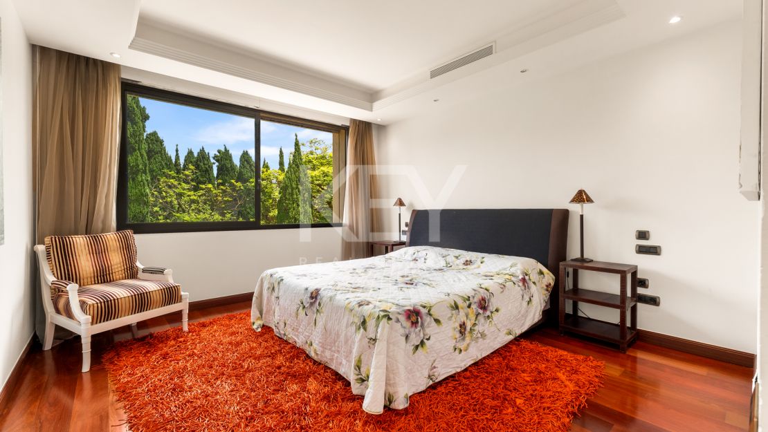 Apartamento en primera línea de playa con vistas al mar y comodidades de lujo en Laguna de Banús, Puerto Banús