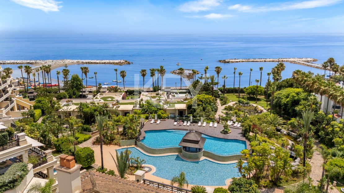 Apartamento en primera línea de playa con vistas al mar y comodidades de lujo en Laguna de Banús, Puerto Banús