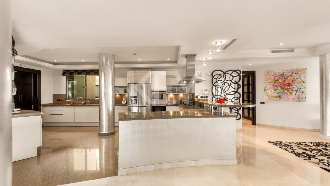 Apartamento en primera línea de playa con vistas al mar y comodidades de lujo en Laguna de Banús, Puerto Banús