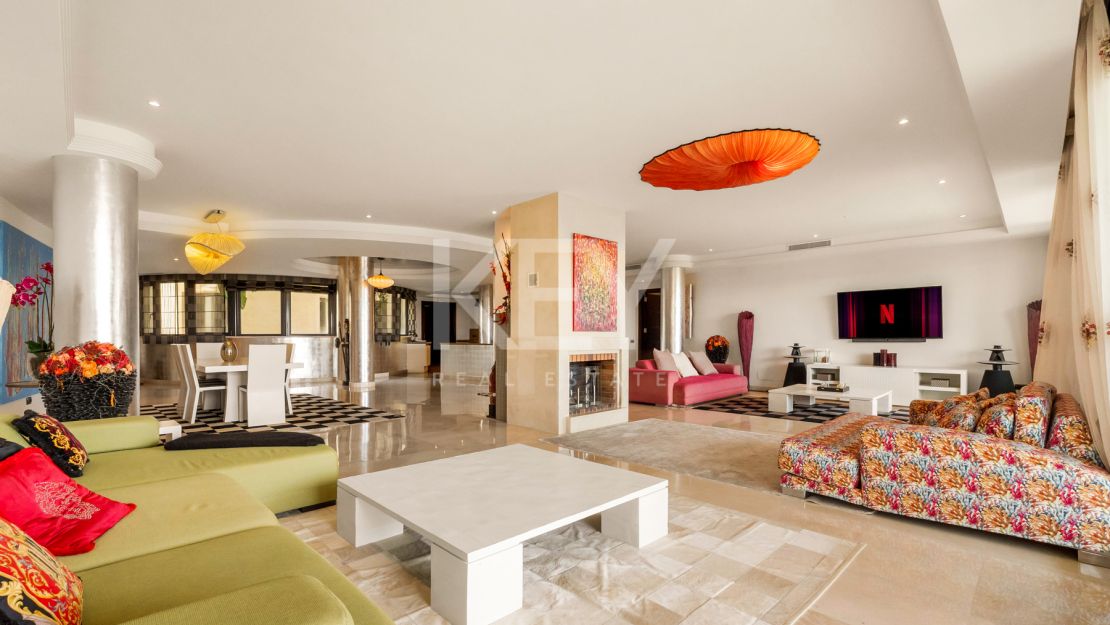 Apartamento en primera línea de playa con vistas al mar y comodidades de lujo en Laguna de Banús, Puerto Banús