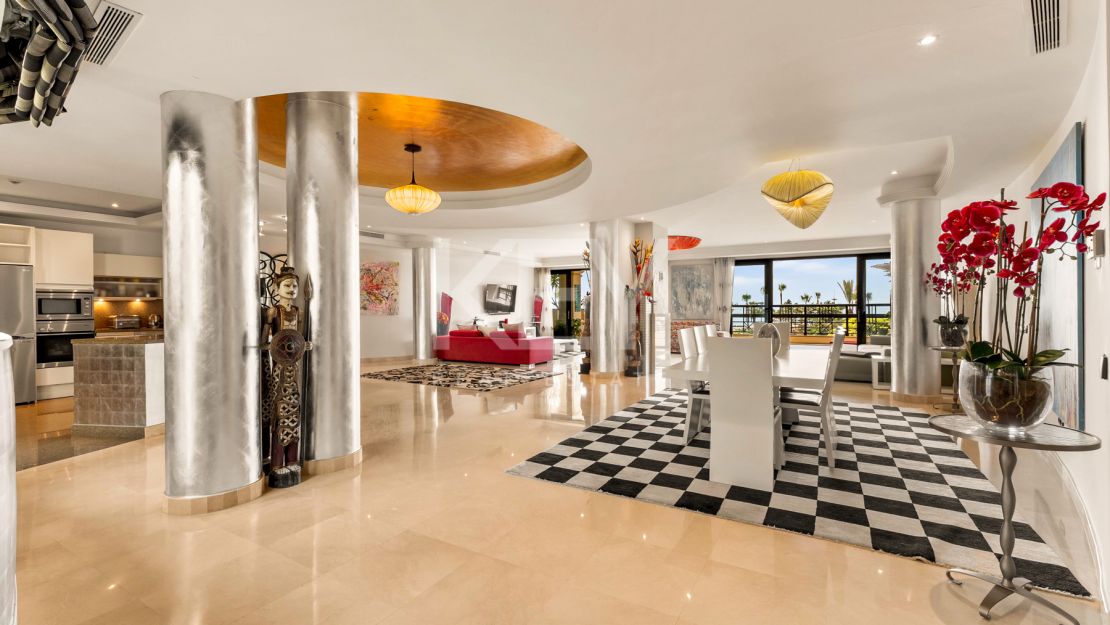 Apartamento en primera línea de playa con vistas al mar y comodidades de lujo en Laguna de Banús, Puerto Banús