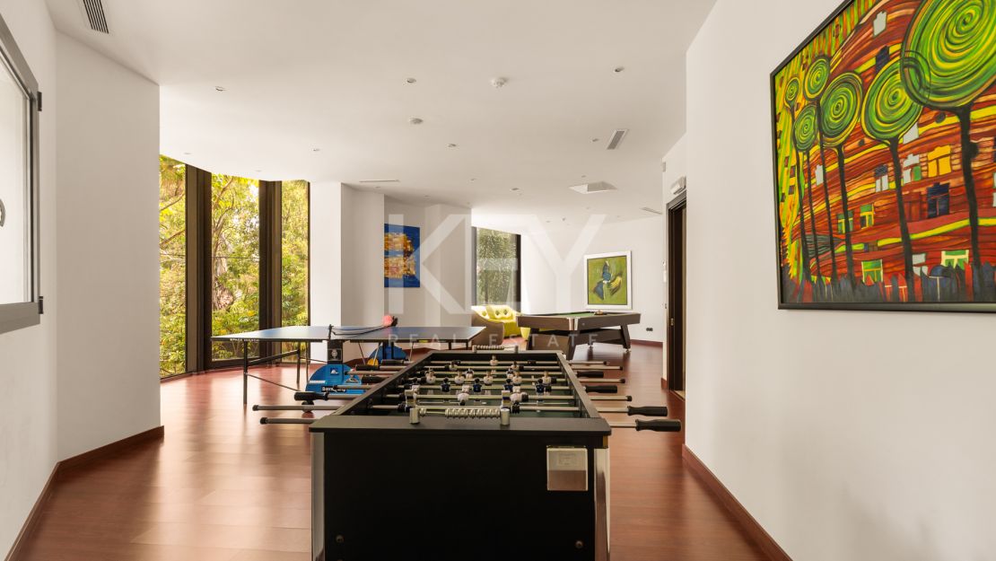 Apartamento en primera línea de playa con vistas al mar y comodidades de lujo en Laguna de Banús, Puerto Banús