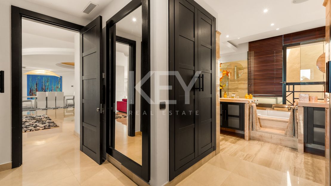 Apartamento en primera línea de playa con vistas al mar y comodidades de lujo en Laguna de Banús, Puerto Banús