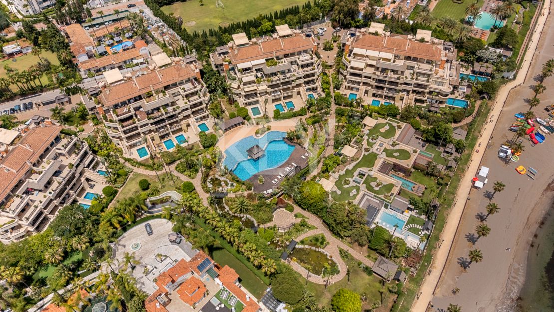 Apartamento en primera línea de playa con vistas al mar y comodidades de lujo en Laguna de Banús, Puerto Banús