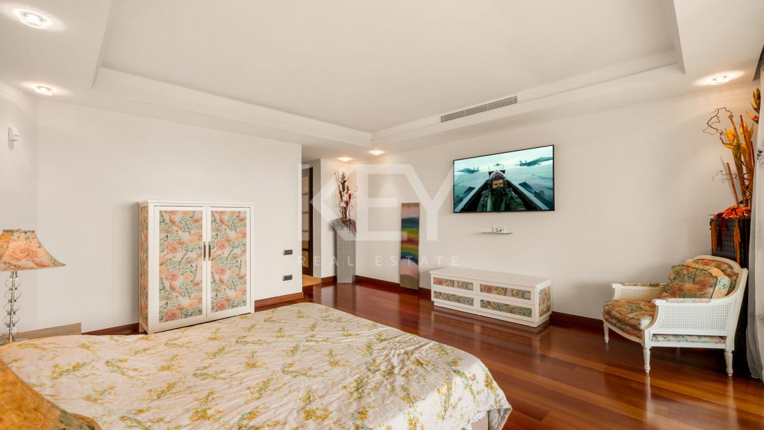 Apartamento en primera línea de playa con vistas al mar y comodidades de lujo en Laguna de Banús, Puerto Banús