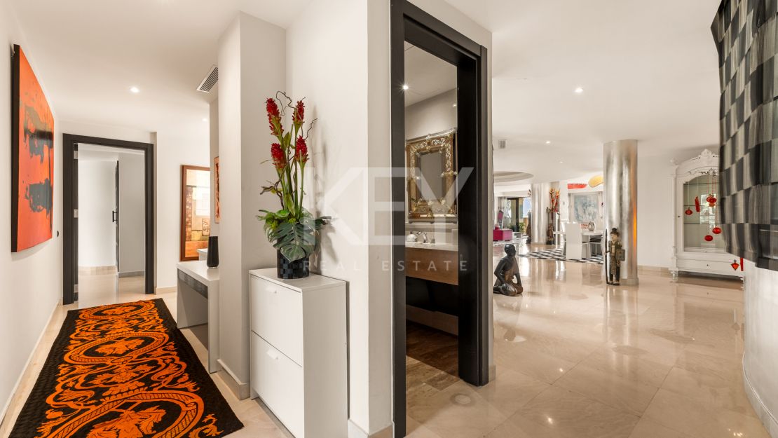 Apartamento en primera línea de playa con vistas al mar y comodidades de lujo en Laguna de Banús, Puerto Banús