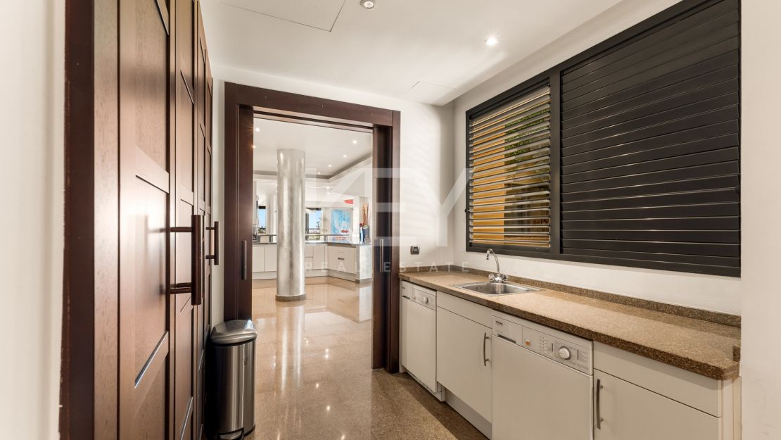 Apartamento en primera línea de playa con vistas al mar y comodidades de lujo en Laguna de Banús, Puerto Banús