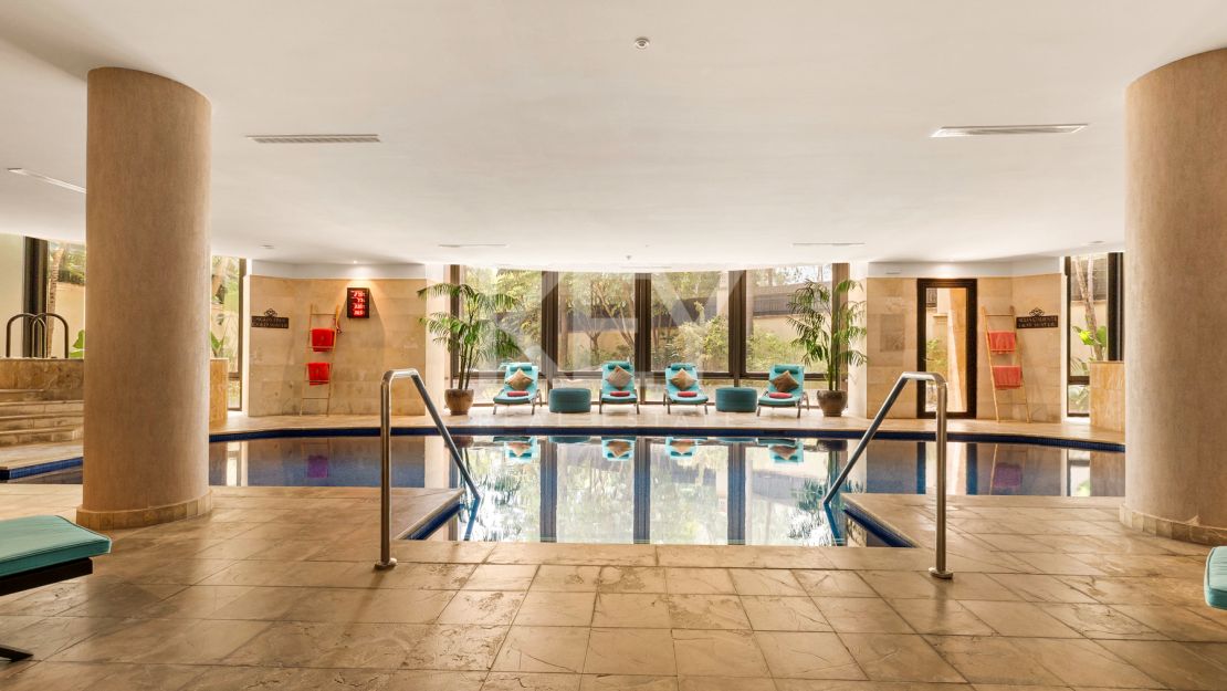 Apartamento en primera línea de playa con vistas al mar y comodidades de lujo en Laguna de Banús, Puerto Banús