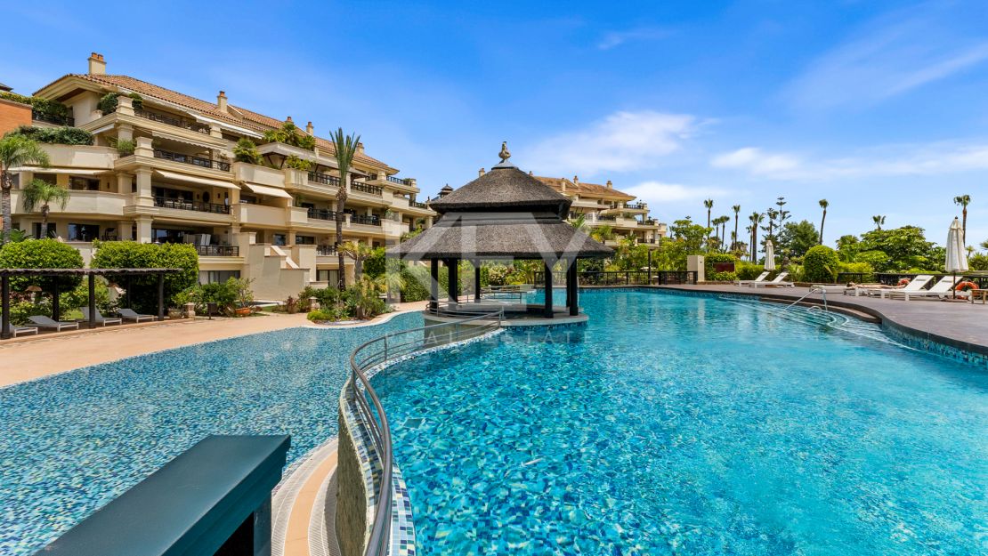 Apartamento en primera línea de playa con vistas al mar y comodidades de lujo en Laguna de Banús, Puerto Banús