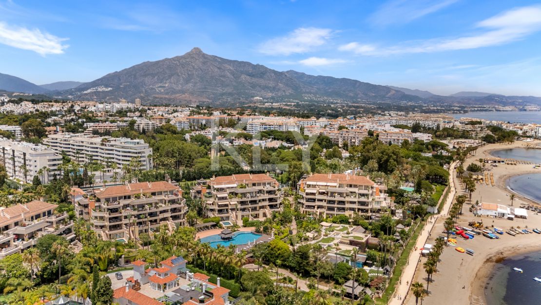 Apartamento en primera línea de playa con vistas al mar y comodidades de lujo en Laguna de Banús, Puerto Banús