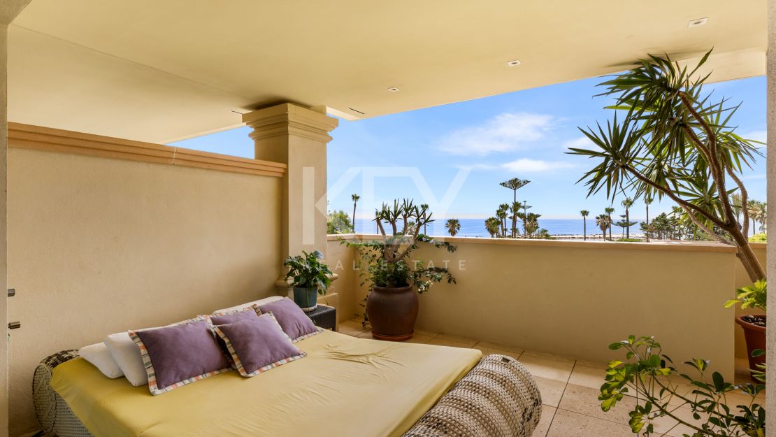 Apartamento en primera línea de playa con vistas al mar y comodidades de lujo en Laguna de Banús, Puerto Banús