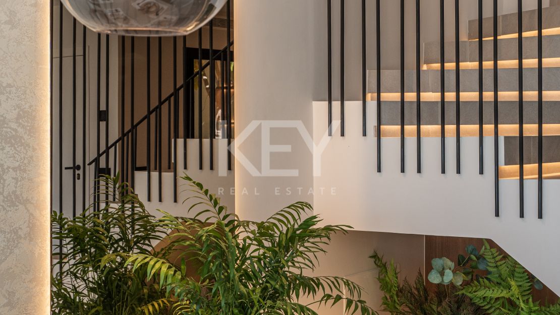 Fully renovated townhouse with sea views and rooftop lounge in La Quinta, Benahavís