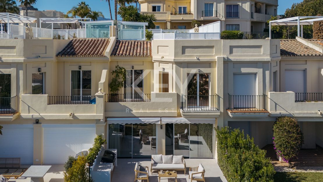 Fully renovated townhouse with sea views and rooftop lounge in La Quinta, Benahavís