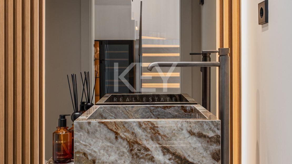 Fully renovated townhouse with sea views and rooftop lounge in La Quinta, Benahavís