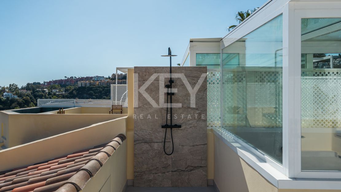 Fully renovated townhouse with sea views and rooftop lounge in La Quinta, Benahavís