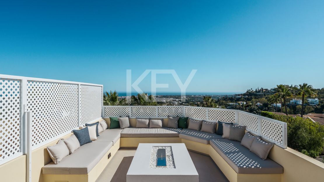 Fully renovated townhouse with sea views and rooftop lounge in La Quinta, Benahavís