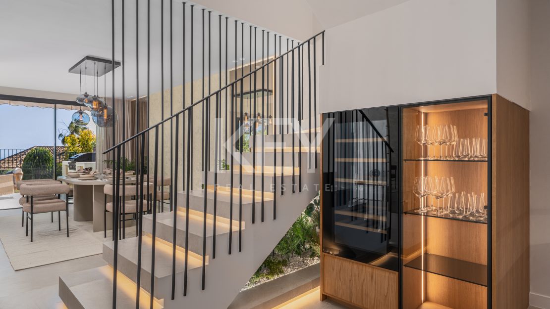 Fully renovated townhouse with sea views and rooftop lounge in La Quinta, Benahavís