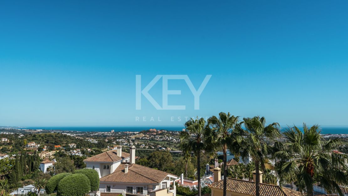 Fully renovated townhouse with sea views and rooftop lounge in La Quinta, Benahavís