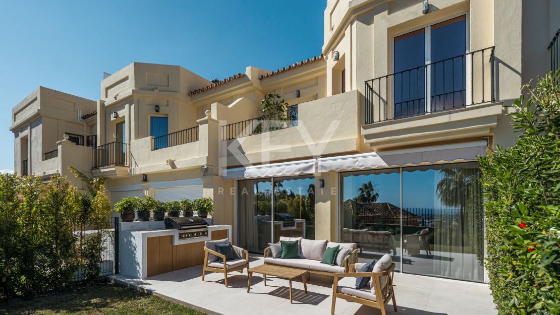 Fully renovated townhouse with sea views and rooftop lounge in La Quinta, Benahavís